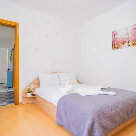 Serene 1br With Workspace Apartment
